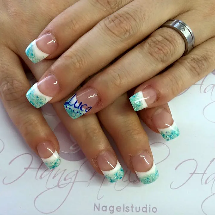 French Nägel mit mintfarbener Spitze und Nailart