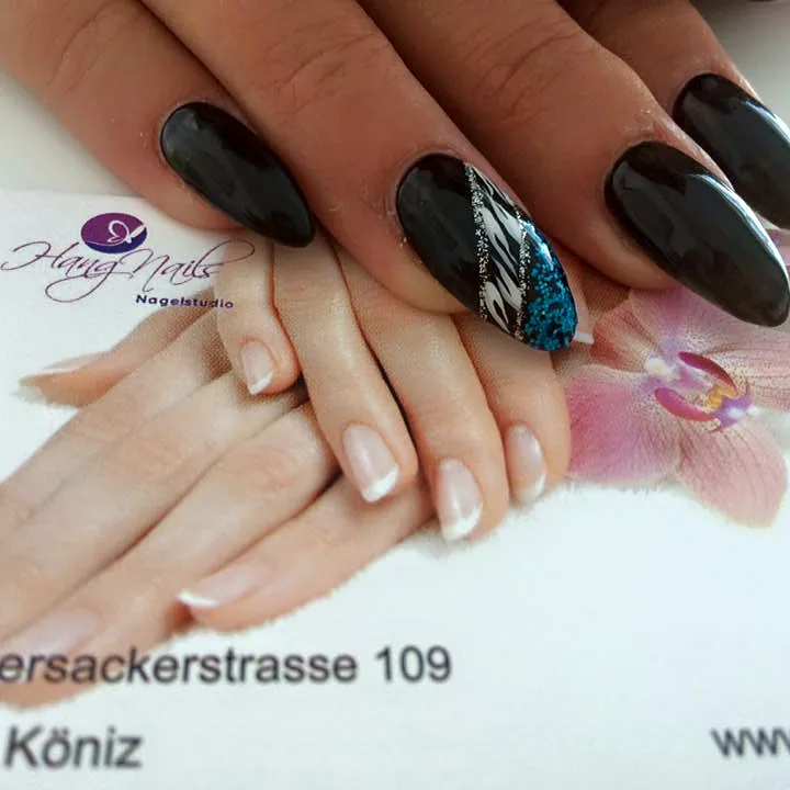 Schwarze Stiletto Nägel mit Muster