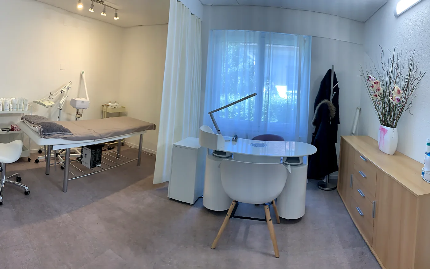 Blick in das Hang Nails Studio mit Arbeitsplätzen