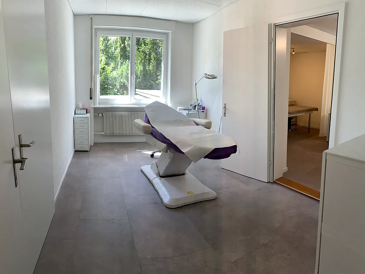 Behandlungsraum mit Liege für Wimpern
