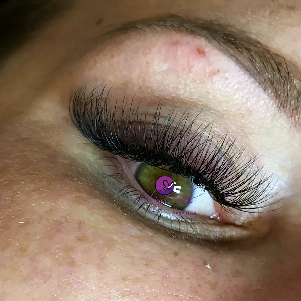 Dichte Wimpernverlängerung in der Seitenansicht